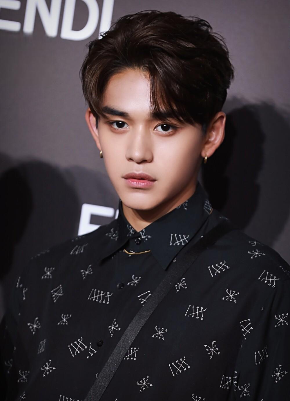 黄旭熙复出计划:洗白,卖惨,失粉丝 黄旭熙最近忙着洗白自己,成立个人