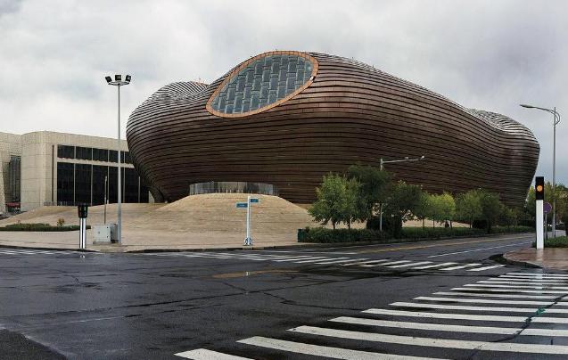 从"鬼城"到繁华之城的华丽转身 曾被戏称为"鬼城"的康巴什新区,如今已