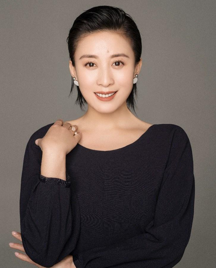 赵倩:演艺圈中的一股清流 赵倩,这位在演艺圈摸爬滚打30年的女演员,以