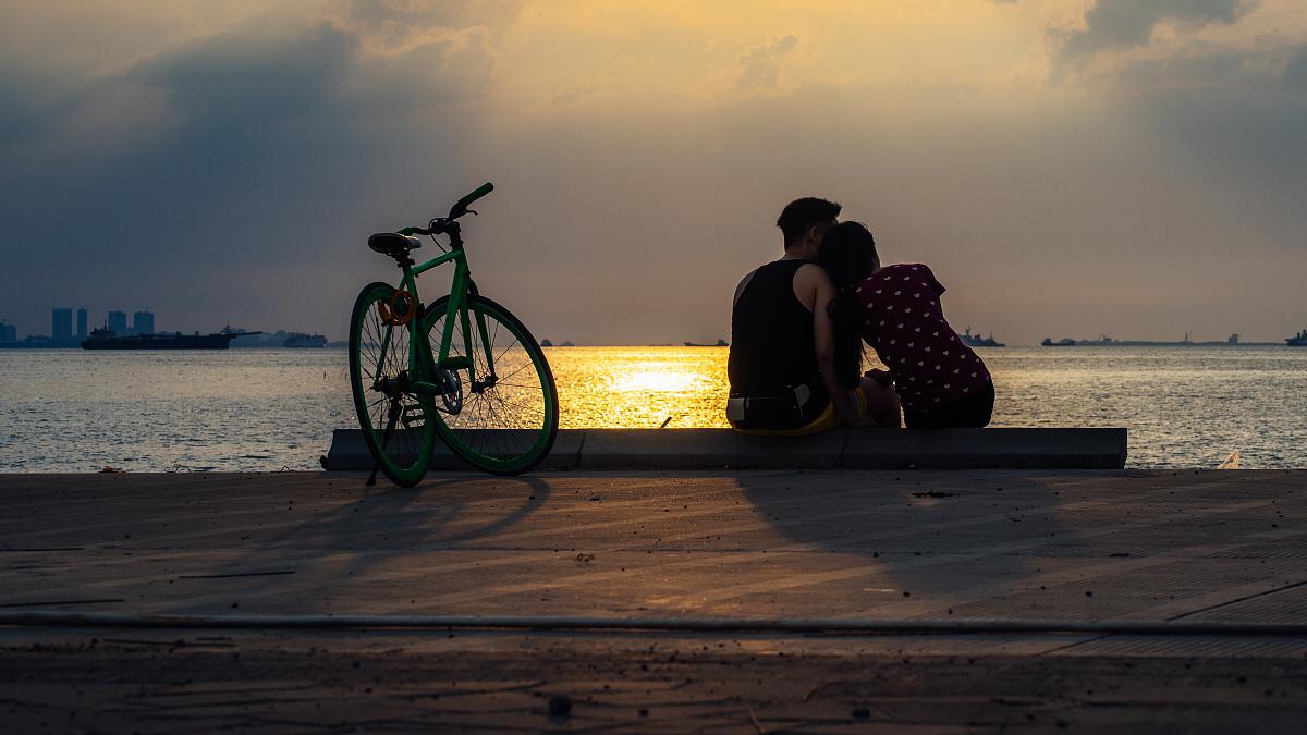 爱情的脆弱与坚韧 当一个男生突然消失在我们的生活中,我们会感到失落