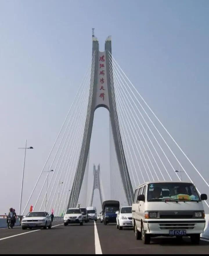 港城美食:品味无限的味道 阳光明媚,金沙湾的海景更是美不胜收.