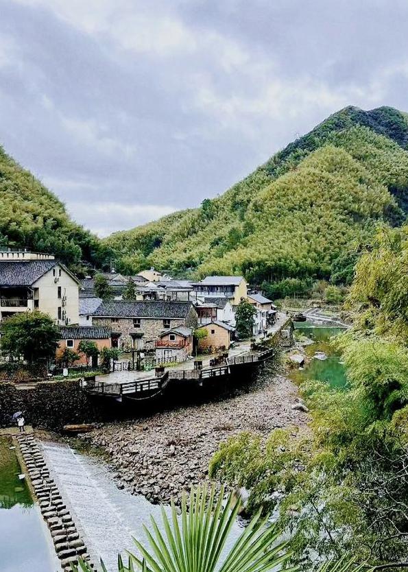 9715名人辈出 嵊州是一个历史悠久的地方,曾是李白,杜甫等文人