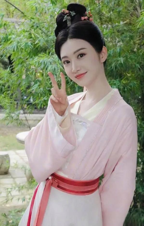 景甜张新成拍戏脏兮兮 谭松韵晒张彬彬景甜配图 景甜和张新成在片场