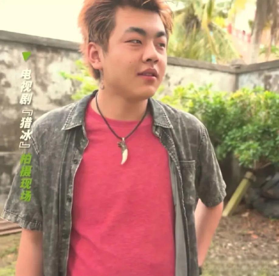 儿子演兄弟 周云鹏在《猎冰》中扮演反派,与儿子周思羽一同进剧组演戏