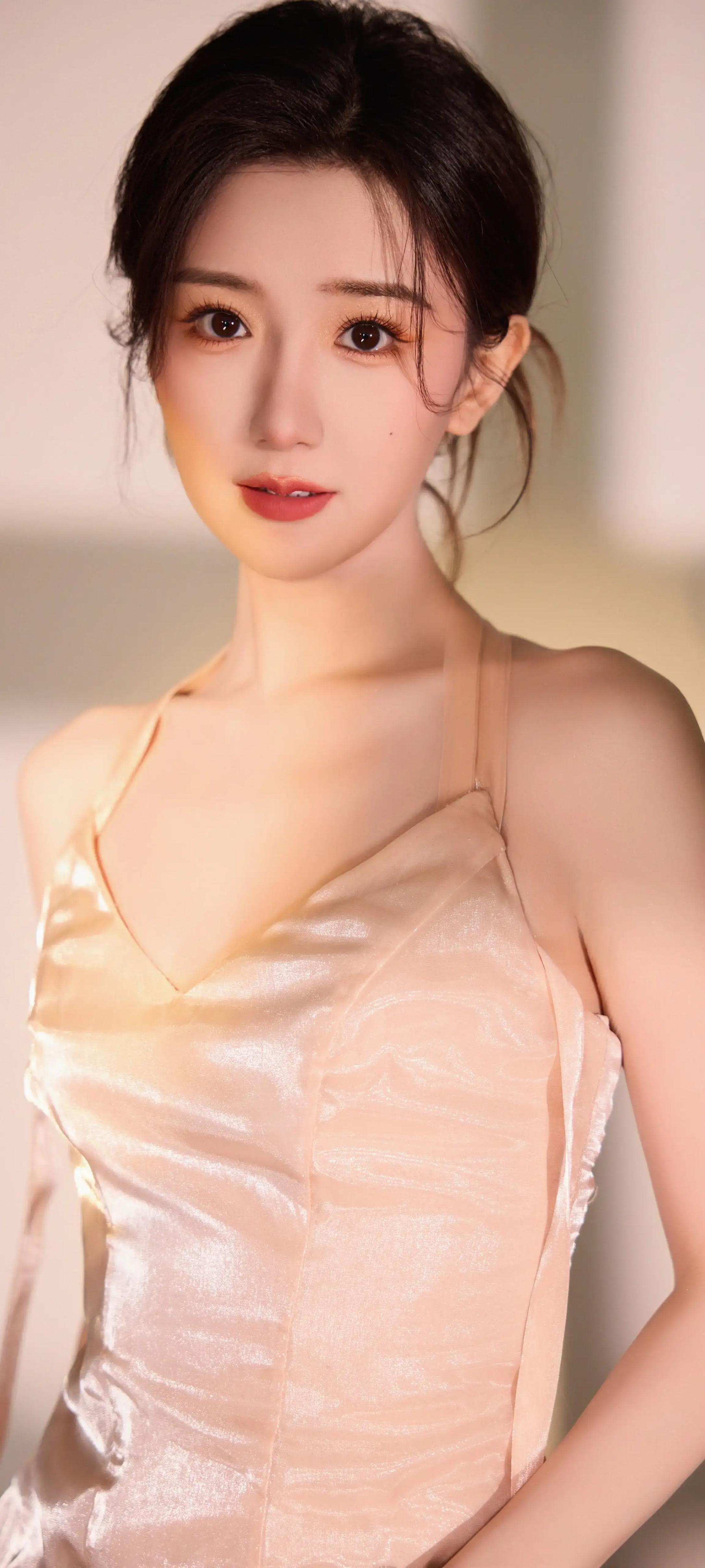 毛晓彤:美女壁纸背后的商业逻辑与市场趋势 在当下的娱乐圈中,毛晓彤