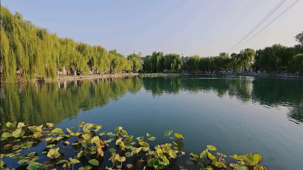 济南:山泉湖河城的独特魅力 济南市,别名泉城,齐州,泺邑,是山东省的