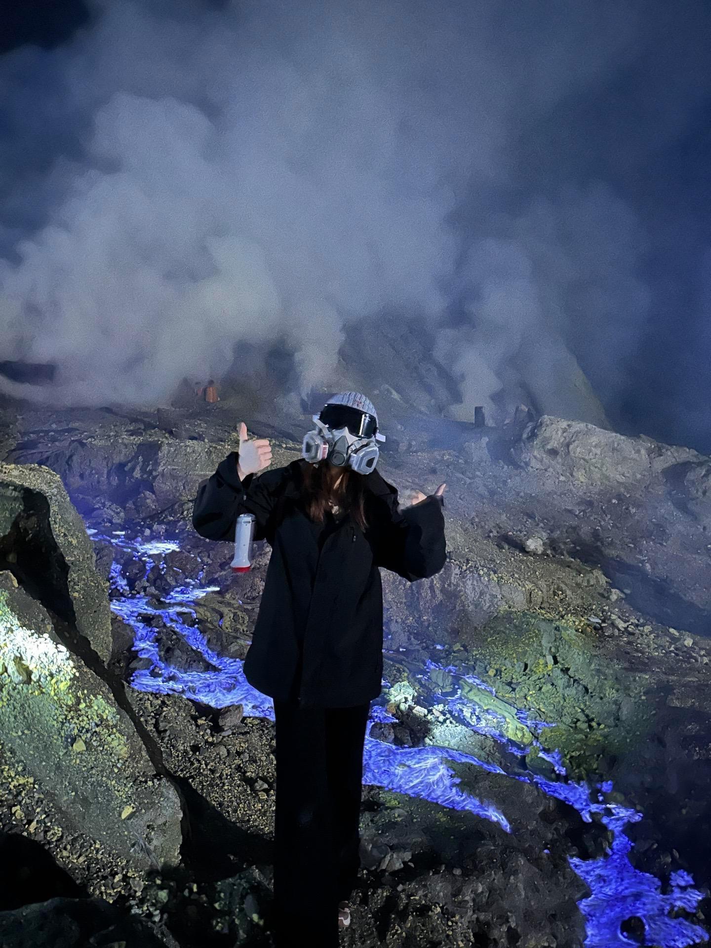 伊真火山:印尼隐秘天堂,见证世界罕见蓝火奇观 伊真火山,作为印尼的