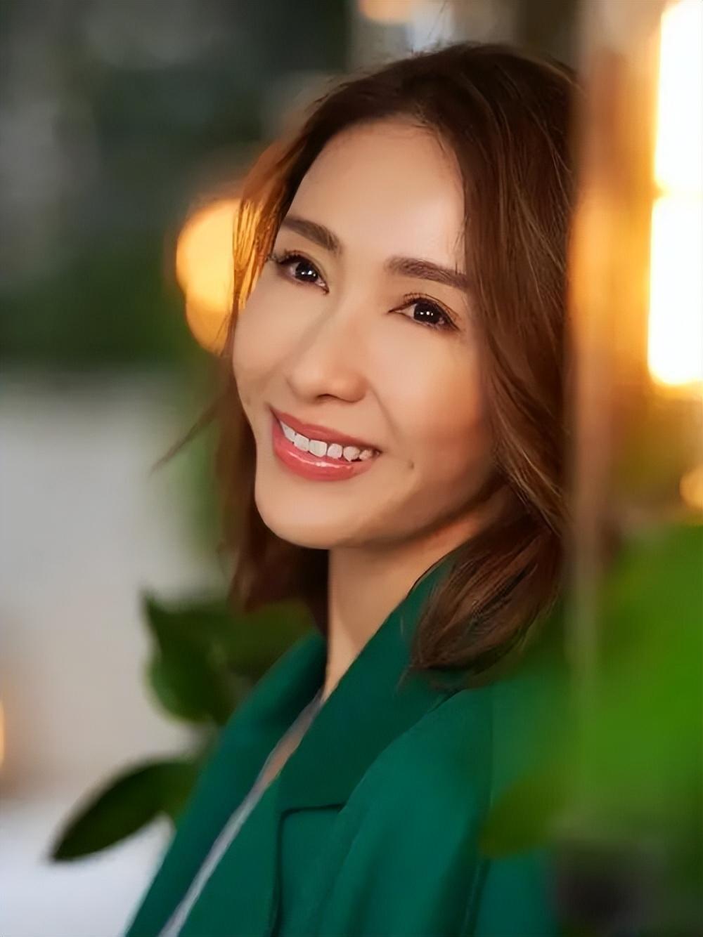 黎姿:逆境中绽放,终遇真爱 黎姿生来有着悲惨的童年,她的父亲生来有