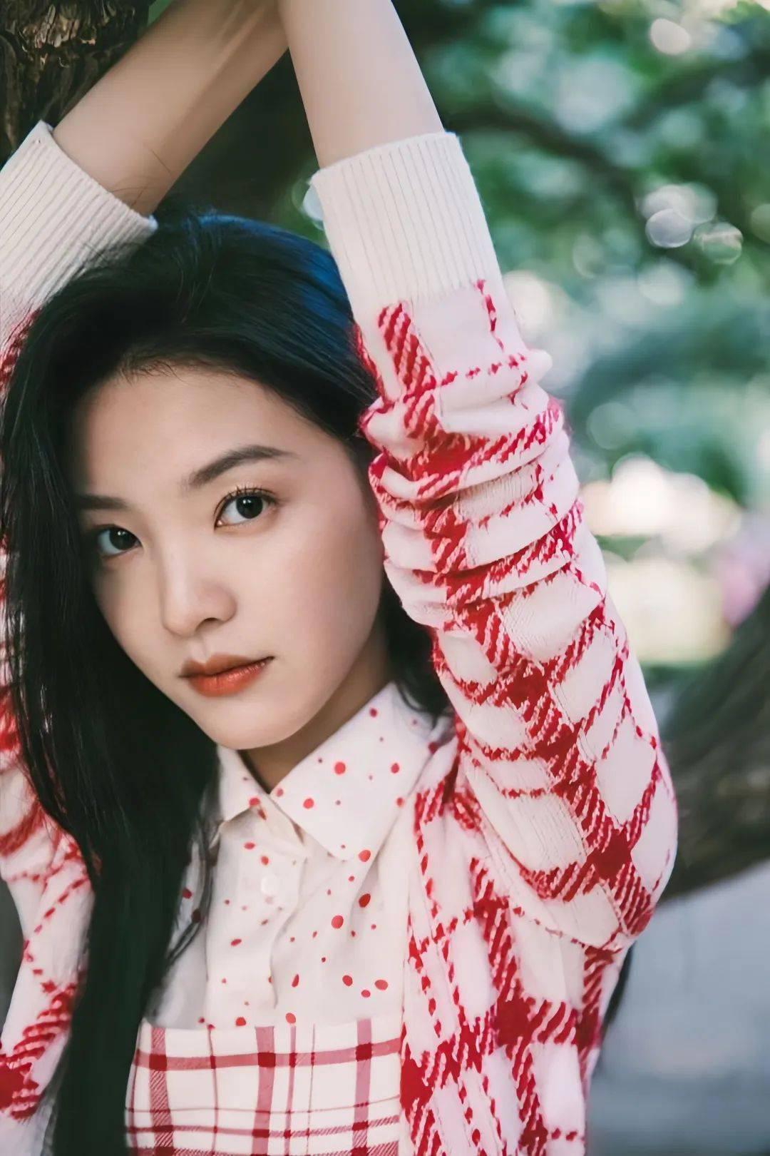 章若楠笑容甜美,青春气息四溢,让人心动不已!