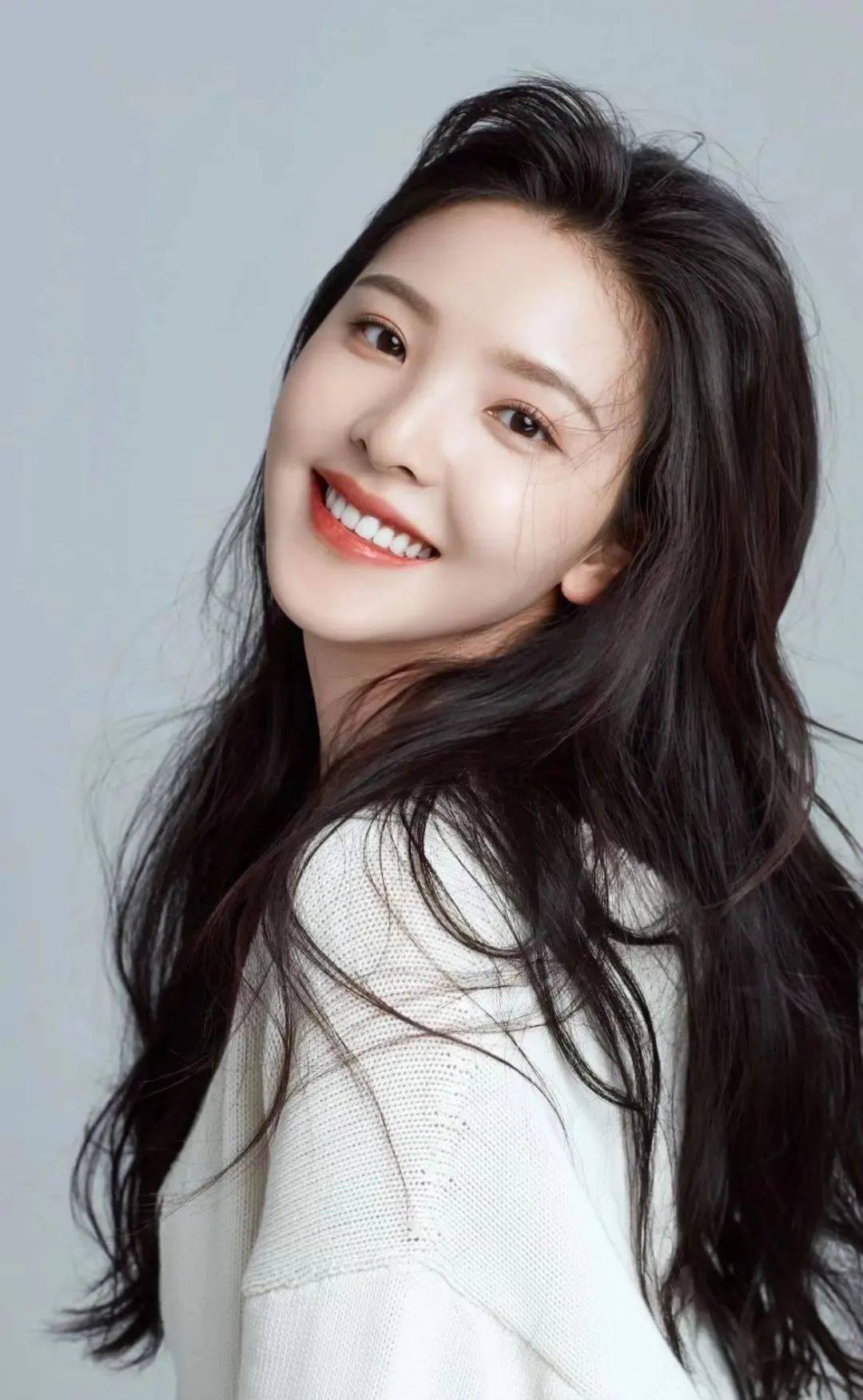 章若楠笑容甜美,青春气息四溢,让人心动不已!