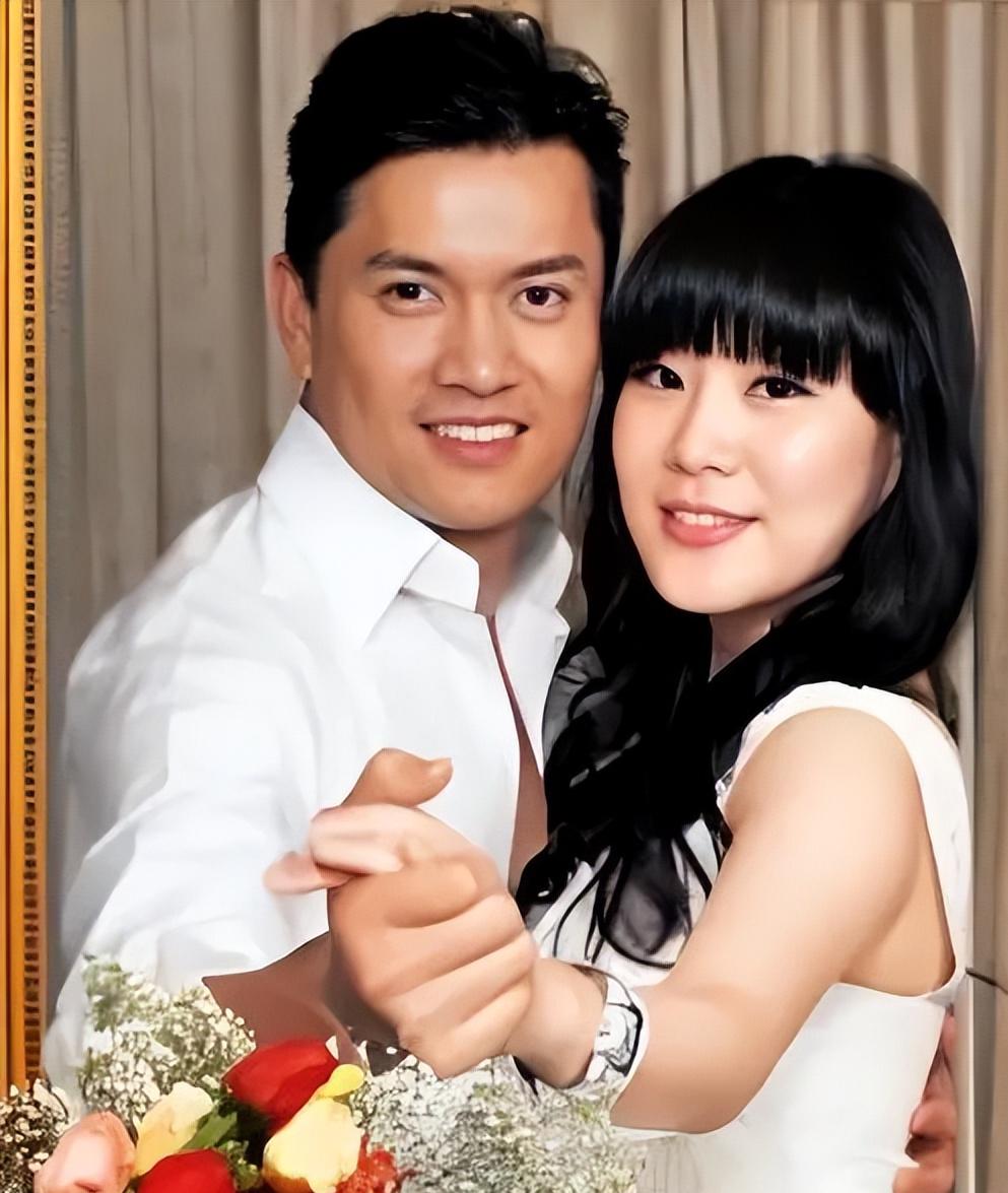 杨小娟与吕良伟:跨越岁月的甜蜜爱情,诠释真爱无界限 在洛杉矶的阳光