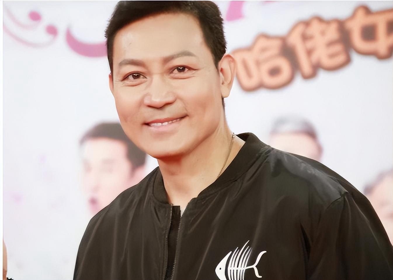曾伟权:演艺界低调传奇,无私奉献显大爱 曾伟权,这位80年代的香港演艺