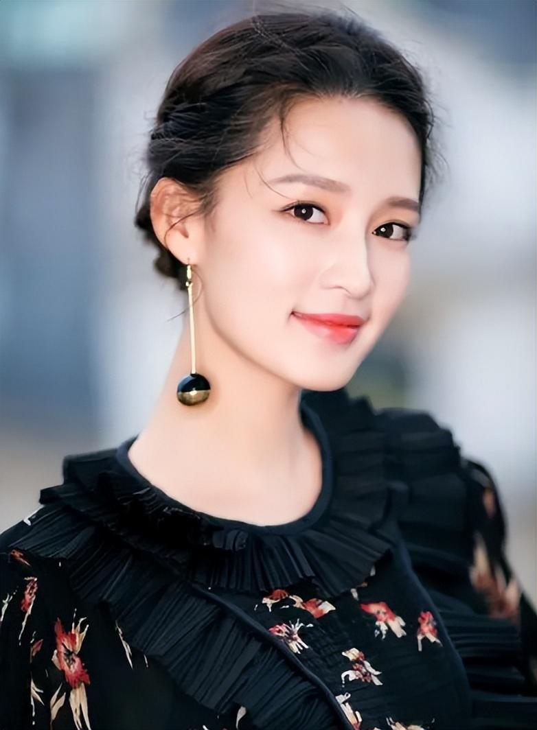 李沁:选择娱乐圈的坚韧 李沁,出生于昆曲文化的江苏昆山,自幼在昆曲