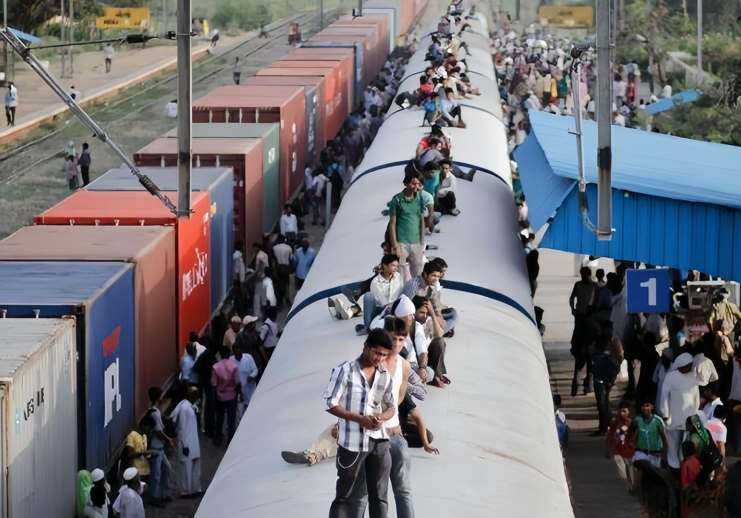 印度火车超载现象:人类适应性的无限可能 06车厢,两侧,车顶都挤满人