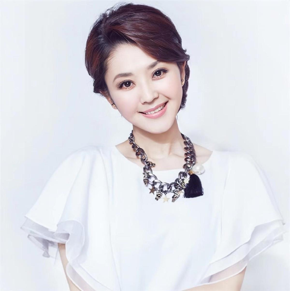 方琼:中专学历背后的主持传奇,婚姻生活甜蜜事业攀升 在娱乐圈中,方琼