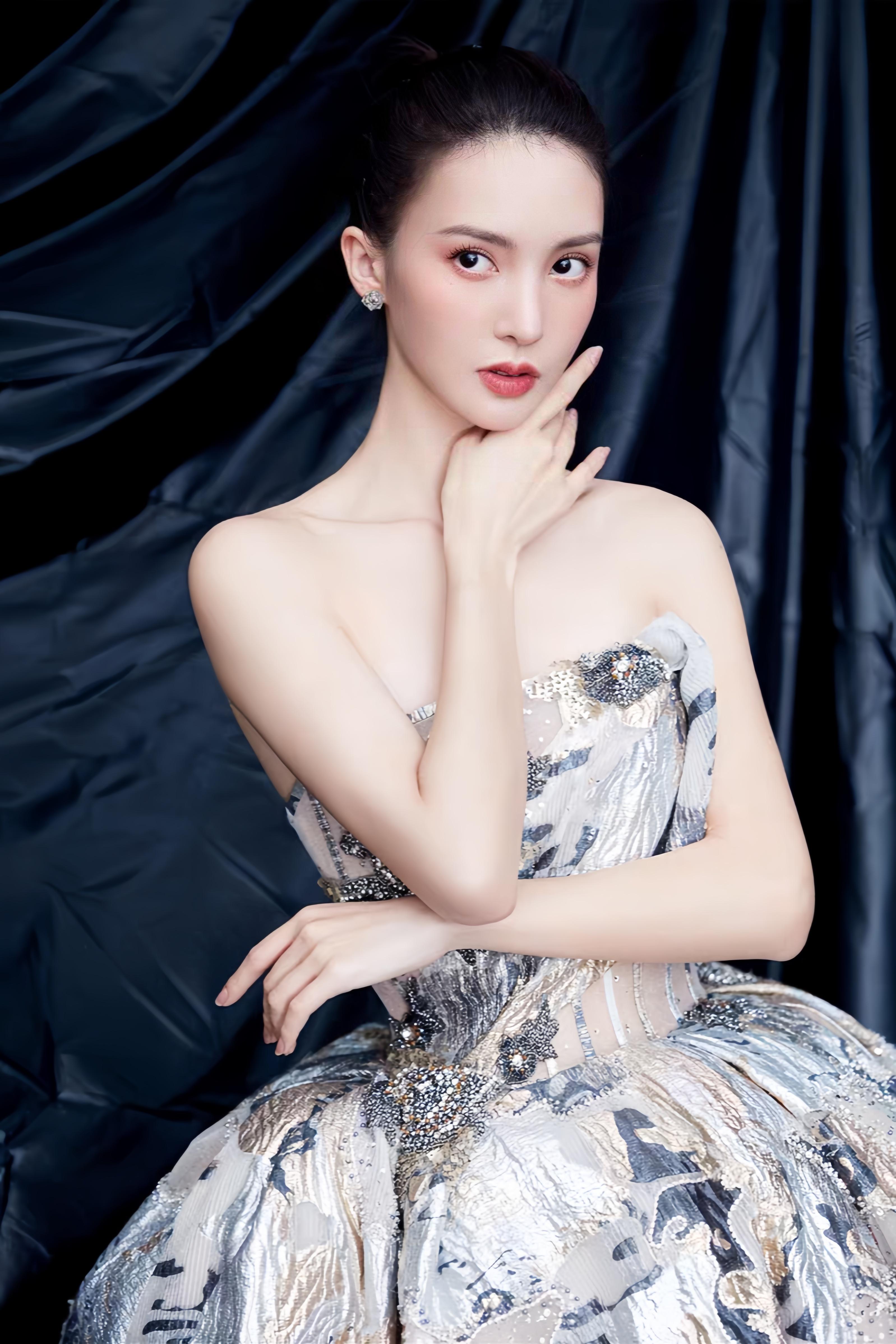 金晨:时尚与优雅的完美融合 金晨,她的仪态无疑是一种艺术的展现,无论