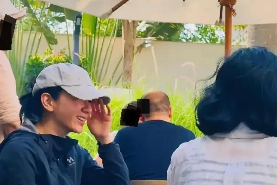 马伊琍与黄奕时尚聚会:穿搭引热议,商业价值与艺术品味双赢 马伊琍与