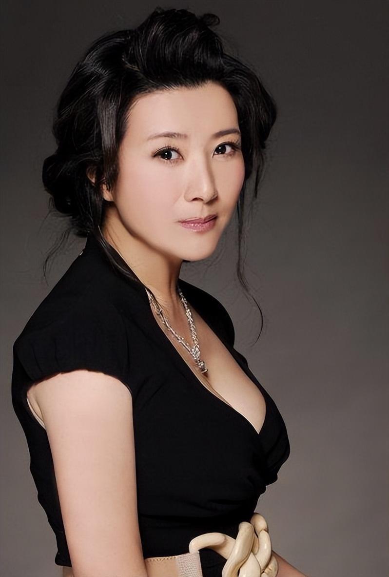 国家一级演员王静:演技与善心并存,探寻真实自我的艺术之路 王静,这位