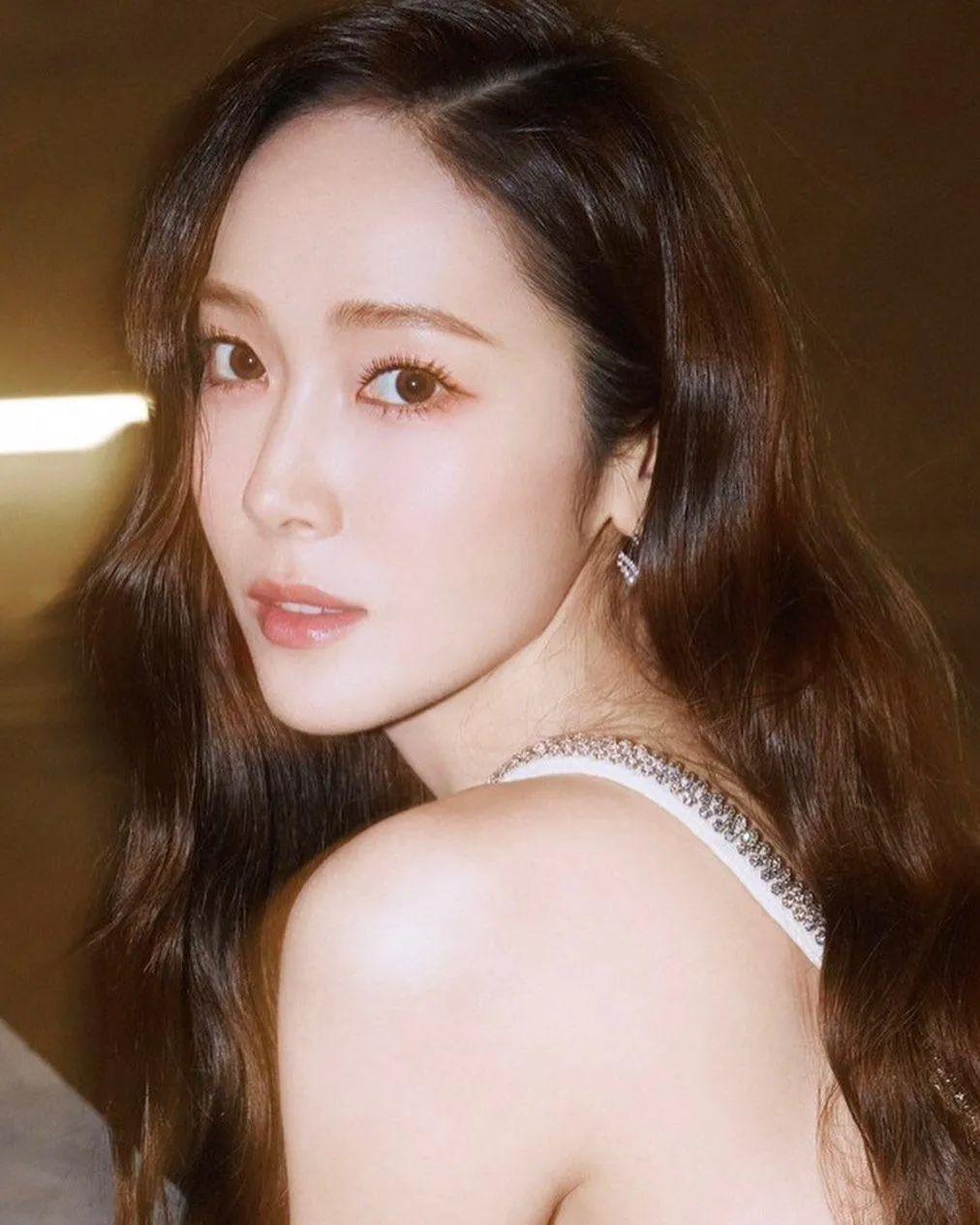 韩国女团惊艳姐妹花 韩国女歌手郑秀晶与中国女星李冰冰的合影引发了