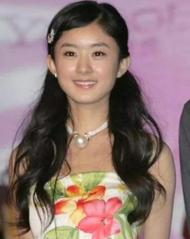 赵丽颖八年星途:从龙套到顶流,黄渤的预言成真 之前,赵丽颖在张艺谋