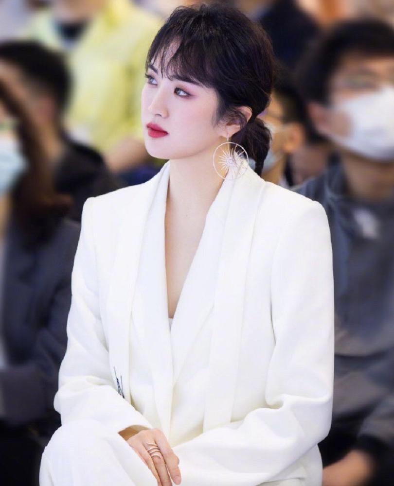 姚安娜:演技之路 姚安娜,作为华为的二公主,拥有与众不同的起点和资源