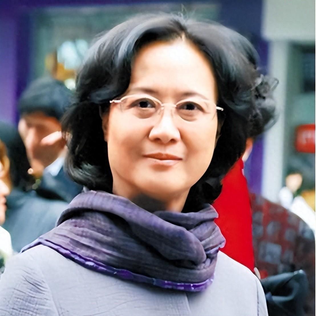 著名演员柏寒:传奇人生背后的坚持与梦想 柏寒,一位充满传奇色彩的