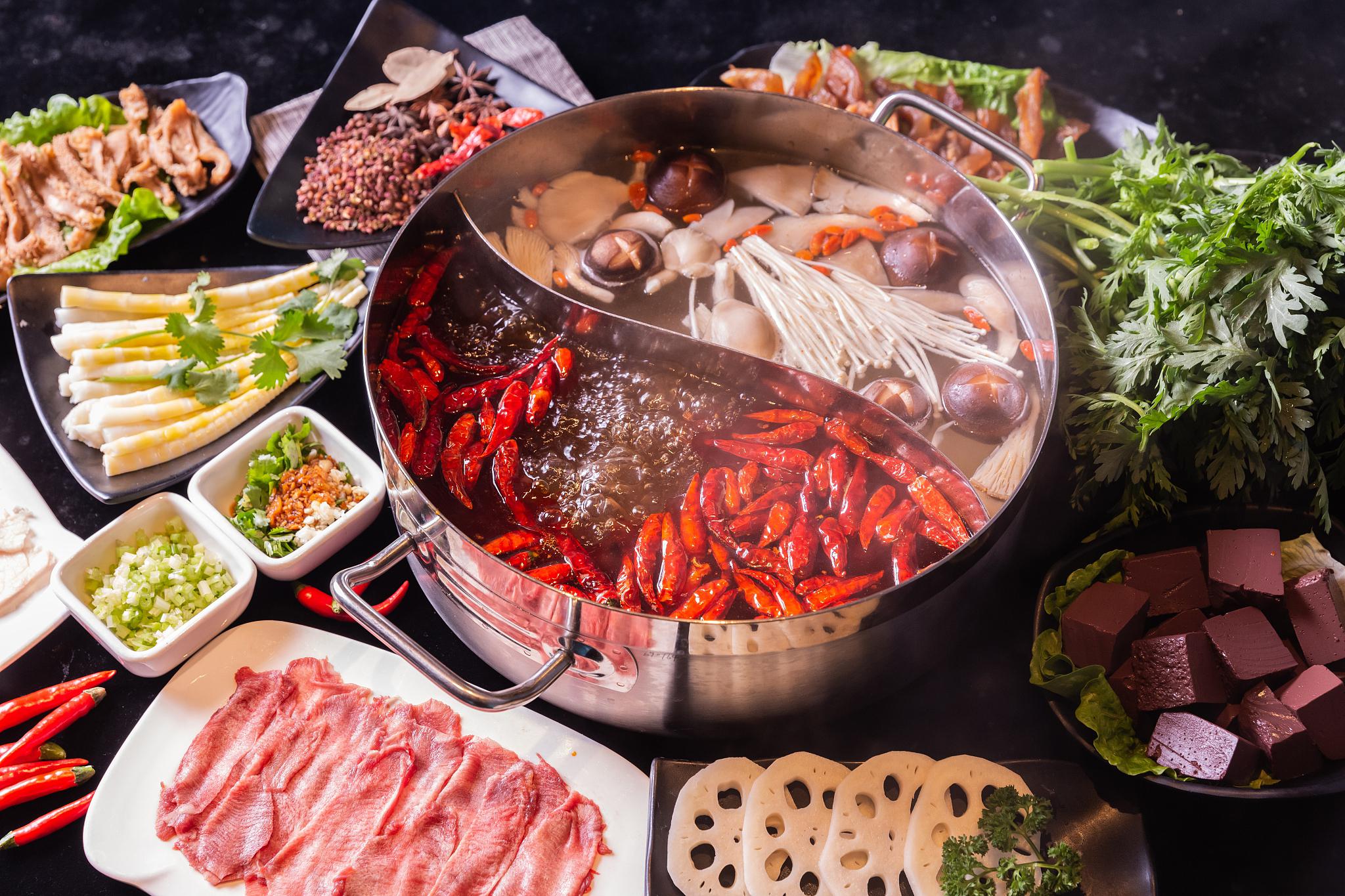 揭秘火锅店成功之道:经营策略与选址智慧 近年来,火锅市场虽面临挑战