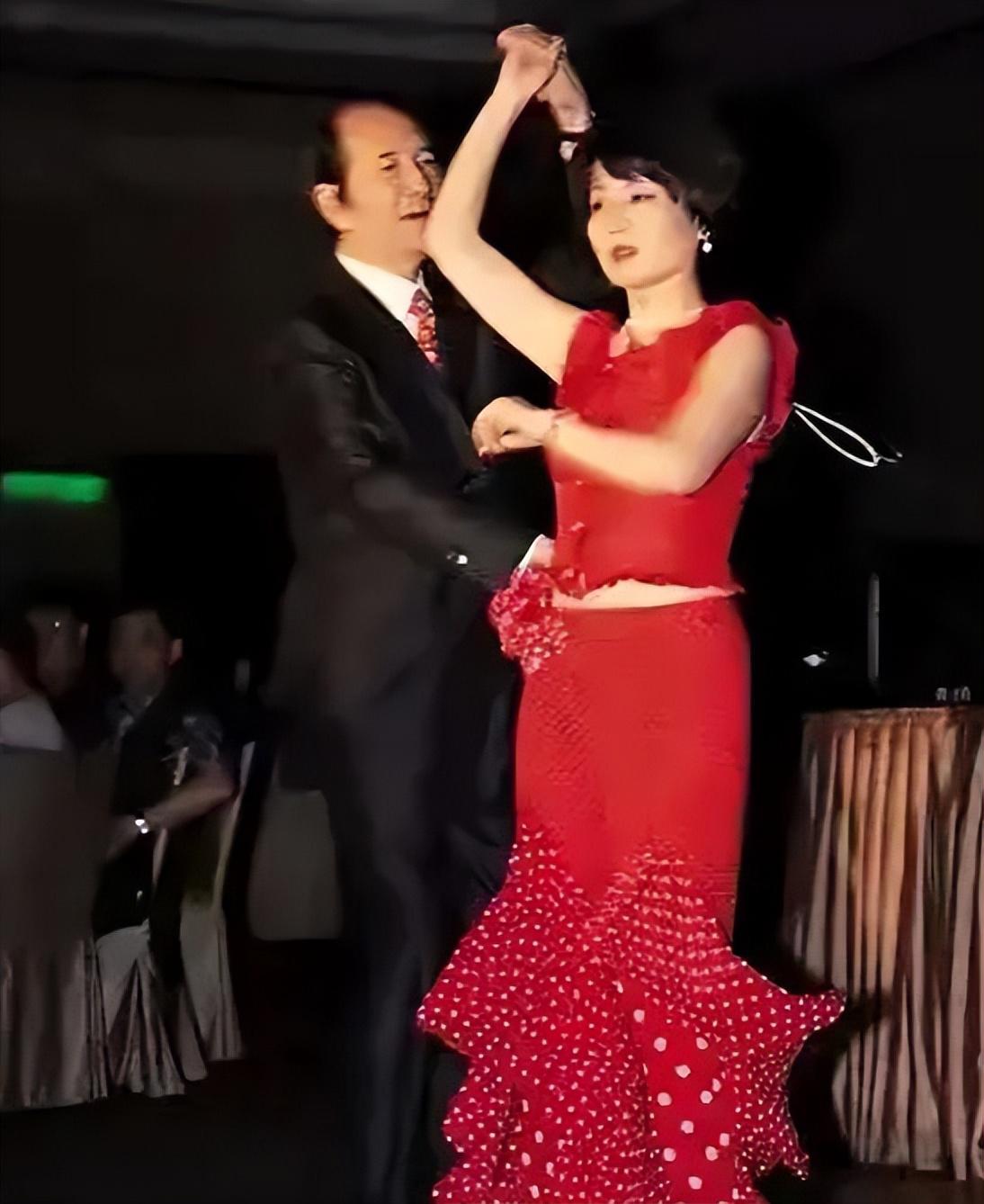 赌王何鸿燊与四太梁安琪的跳舞情缘:商业背后的浪漫与家族团结 早前