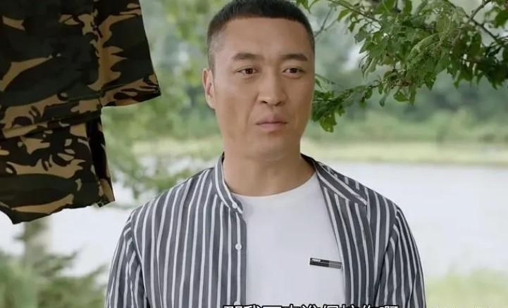 乡村爱情16》:保安传奇 保安队长瓶底子的逆袭故事,不仅是个人努力的