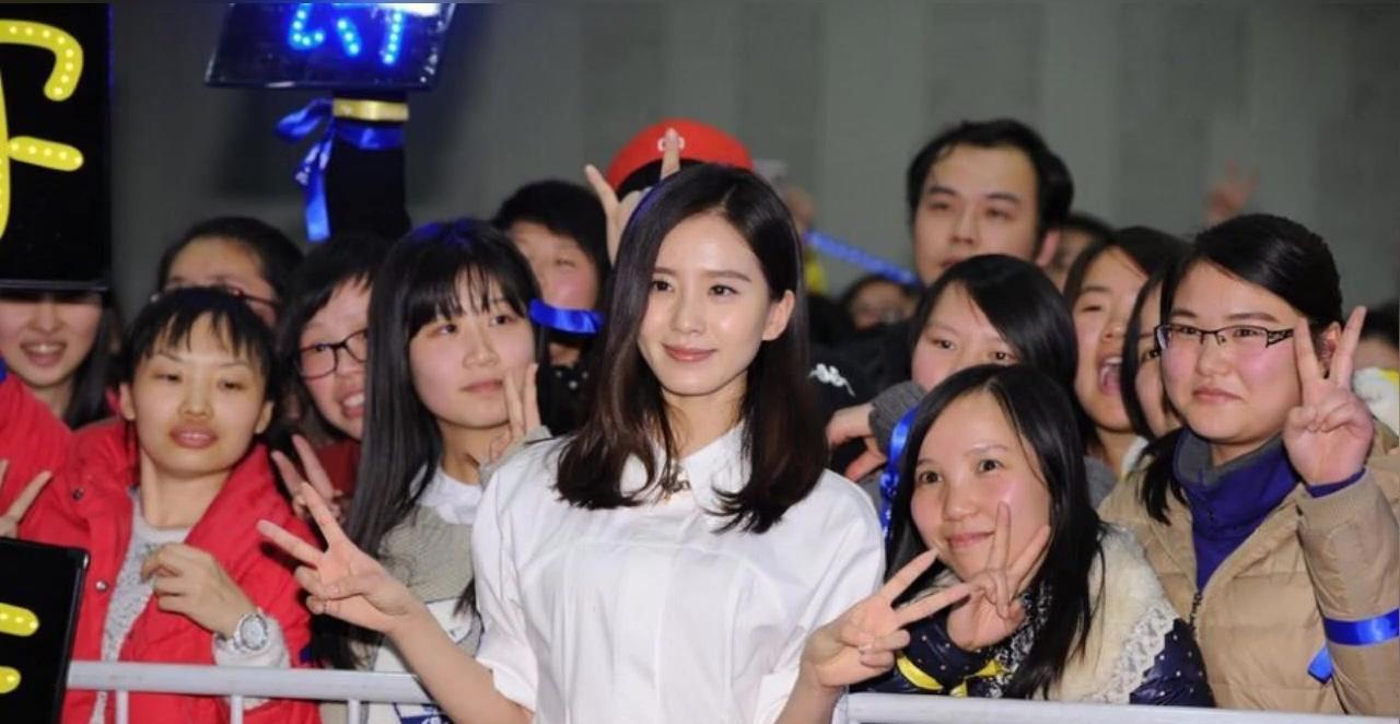 内娱门槛不低,女星与素人合照差距大 明星在荧幕上的形象算不上绝色