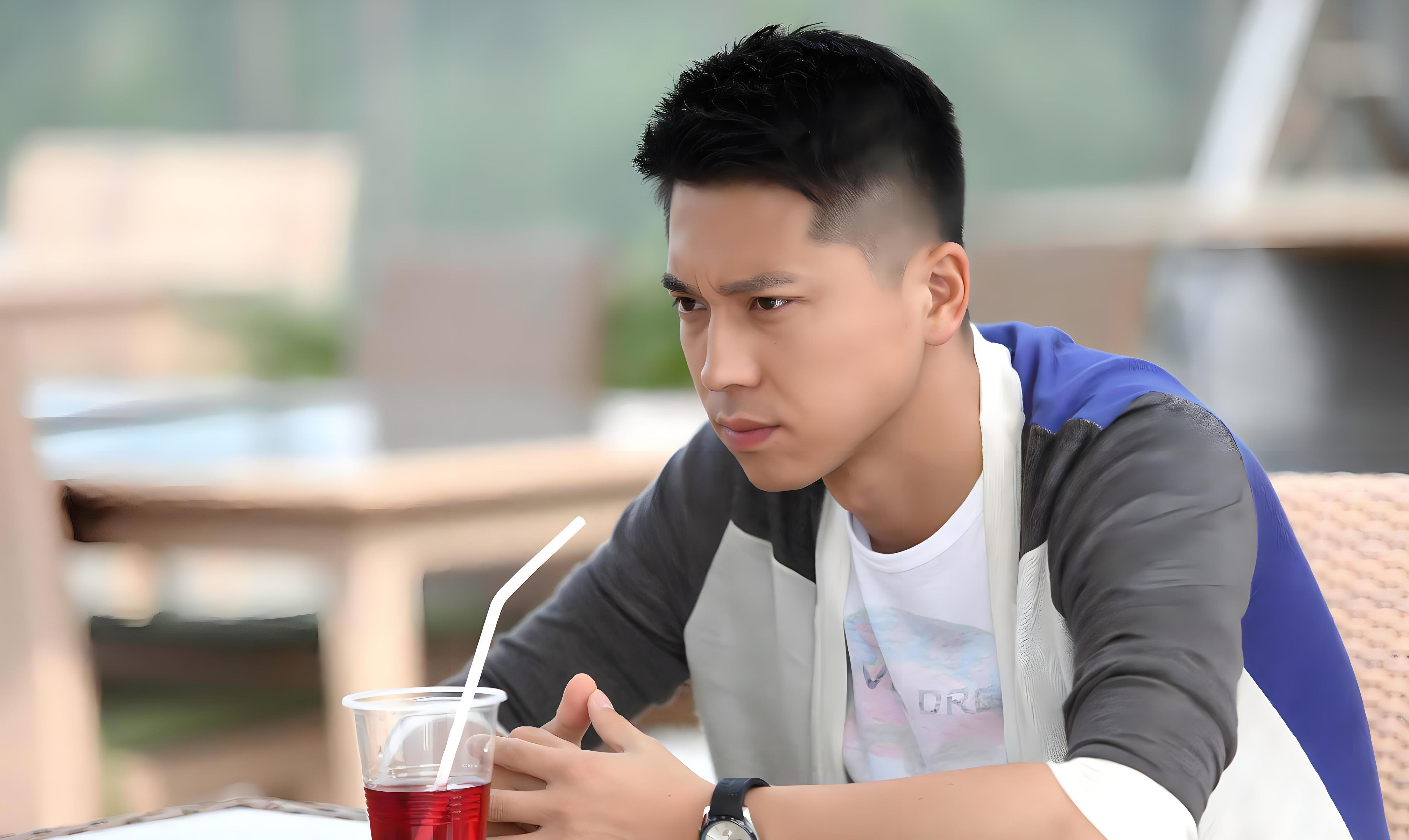 从"叔圈一哥"到"优秀男演员":王雷的演技与爱情双赢 王雷,一个名字在