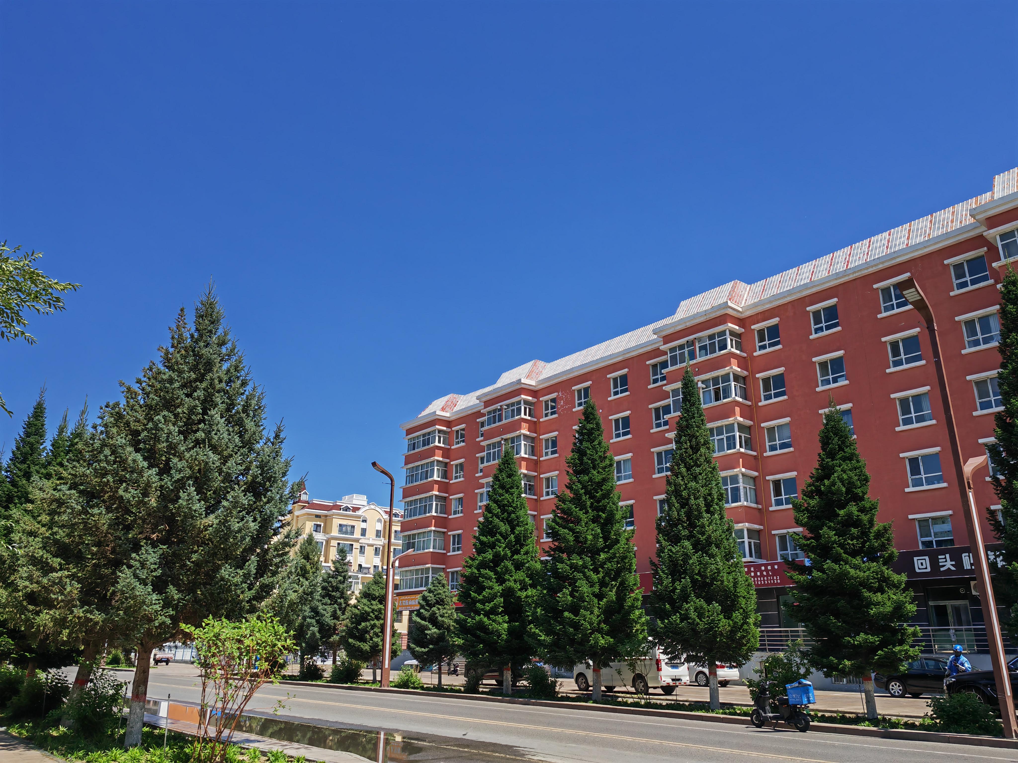 新疆之旅:沙漠,河流,小城和露营 昨晚七点多,我抵达吉木乃县城,入住