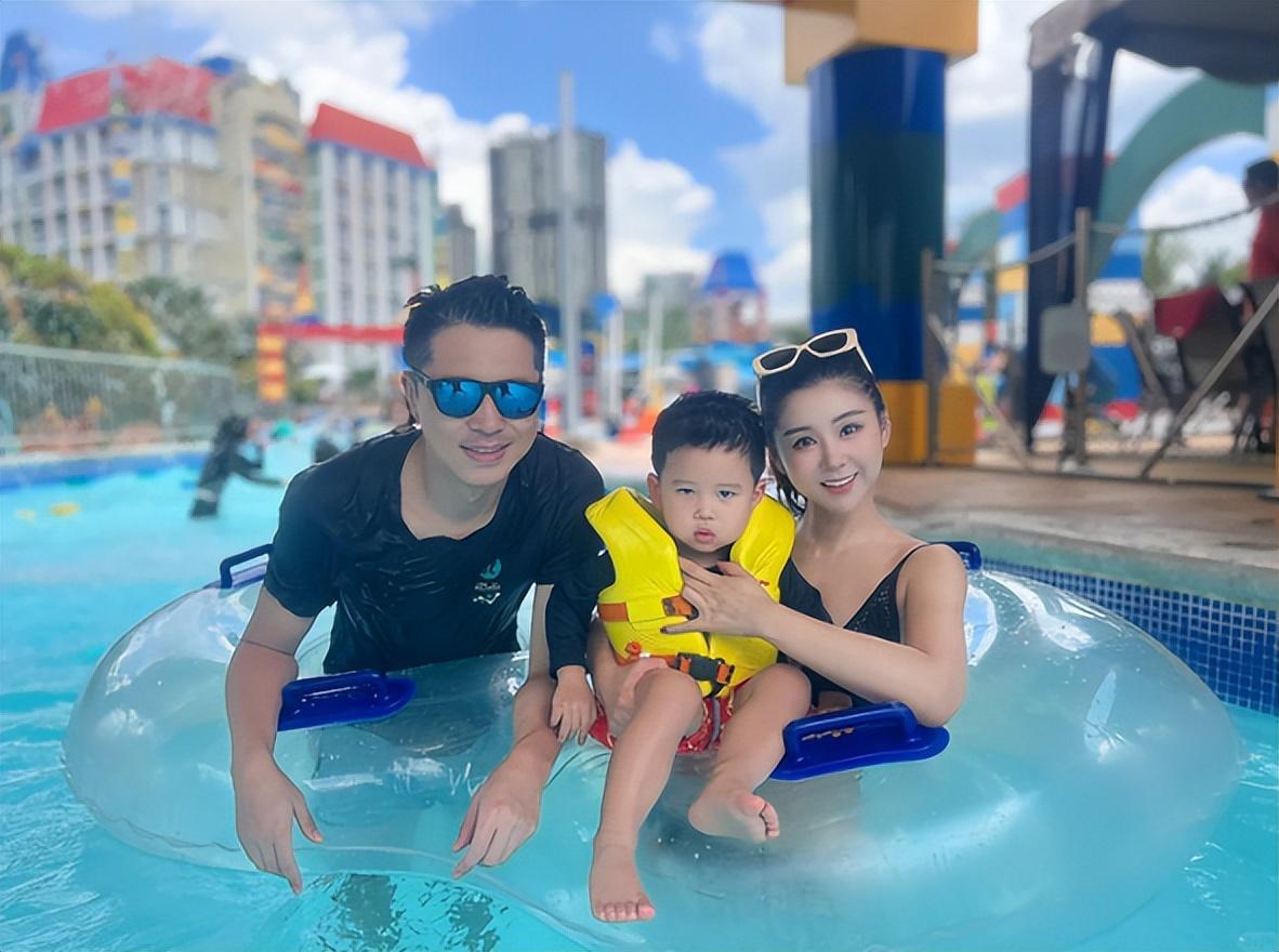 王雷夫妇度假秀恩爱,李小萌泳装抢镜,模范夫妻生活美满 王雷夫妇带着