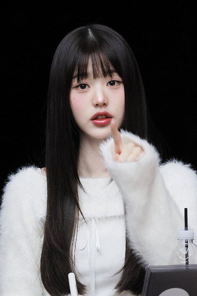 ive张元英皮肤水嫩秘诀:规律生活 精心护肤 ive张元英的皮肤水嫩细腻