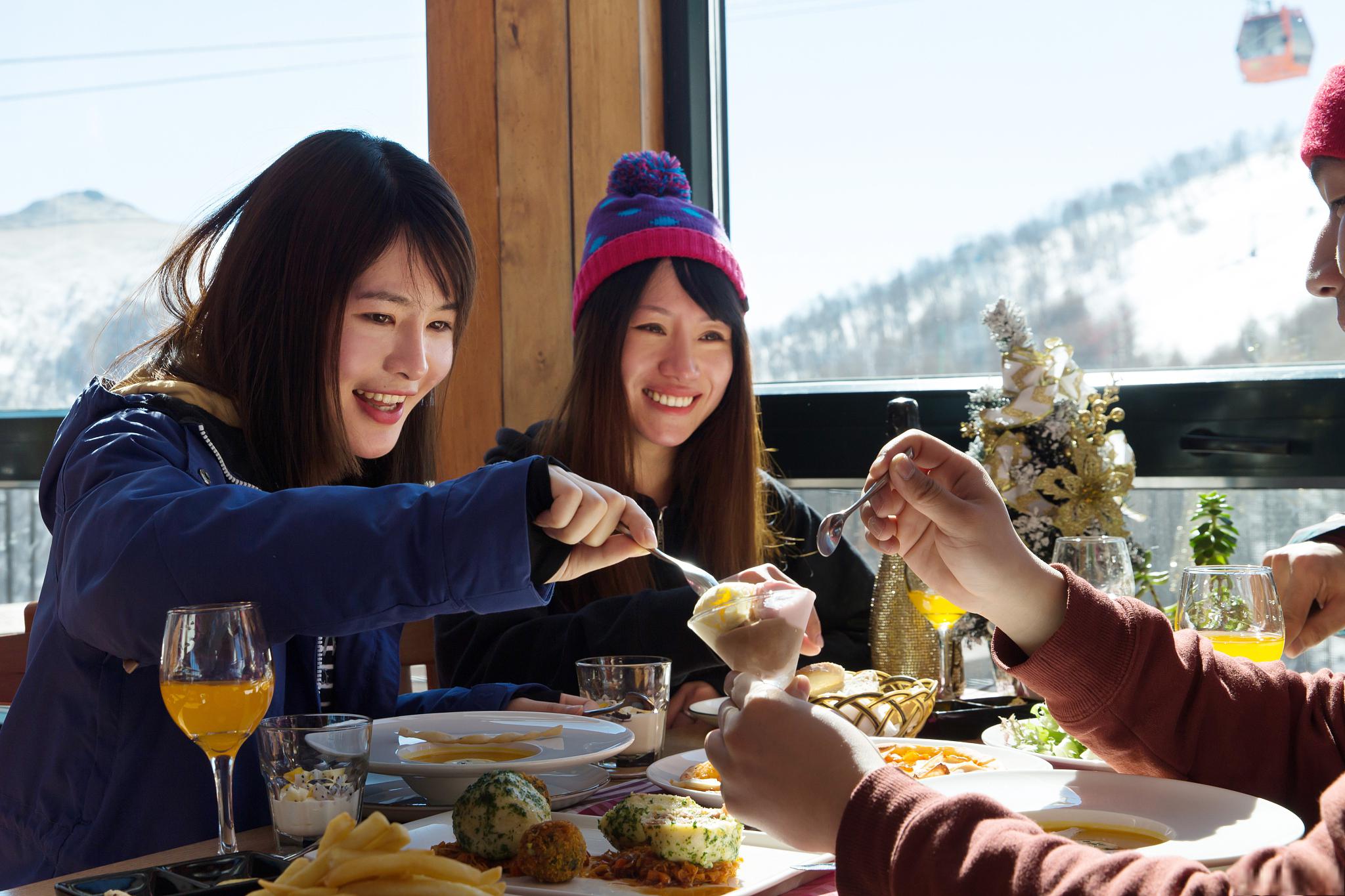 暖炉旁的家庭时光:温情与笑声交织的篇章 随着寒风呼啸,家庭聚会成为