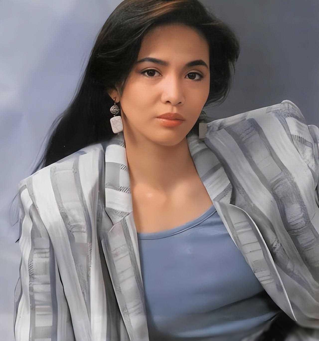 郑裕玲:坚定自信的女人 香港影视界的"大姐大"郑裕玲,以其聪明的头脑