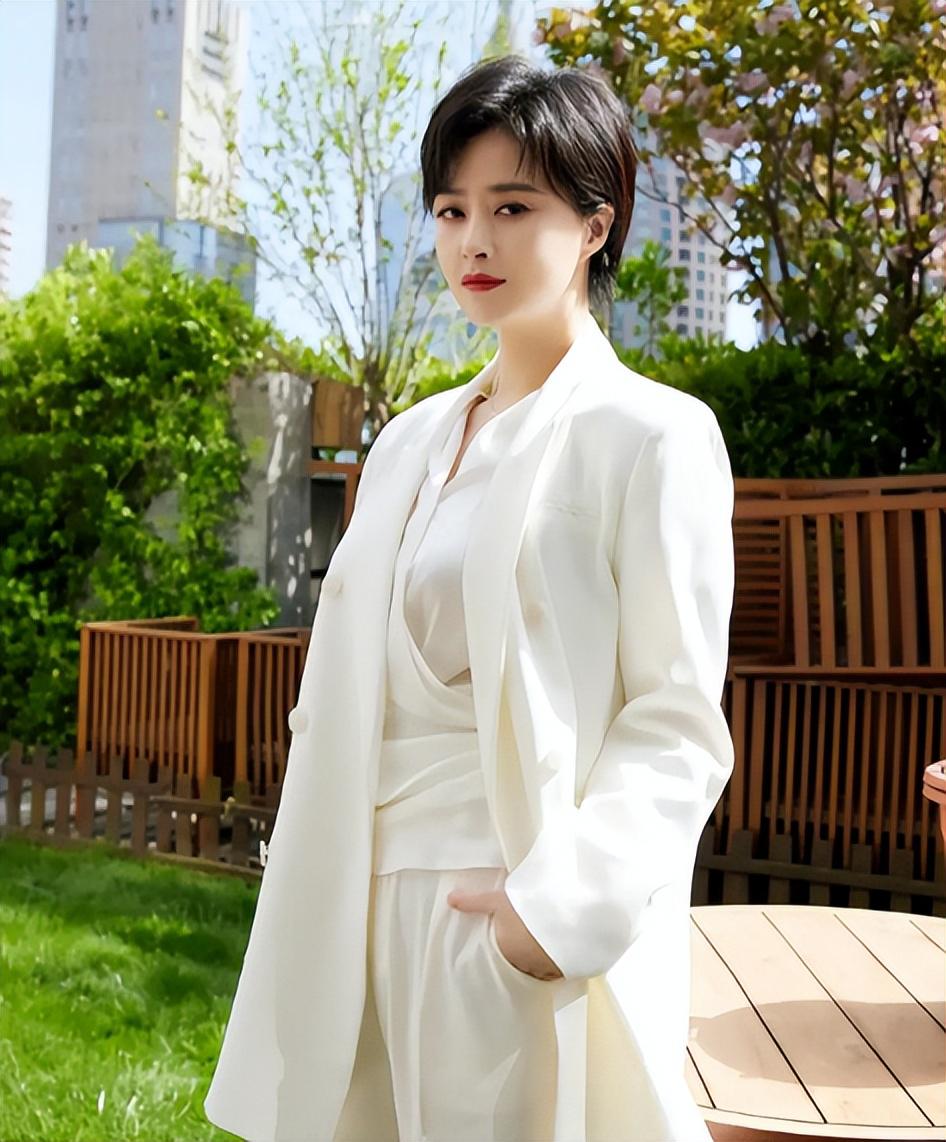 蒋欣:从童星到实力派,演艺之路的坎坷与辉煌 蒋欣,一位从童星逐渐崭露