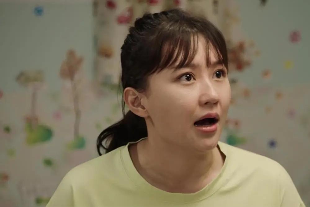 蒋依杉:演艺事业与家庭双丰收的典范 蒋依杉是一位备受瞩目的中国内地