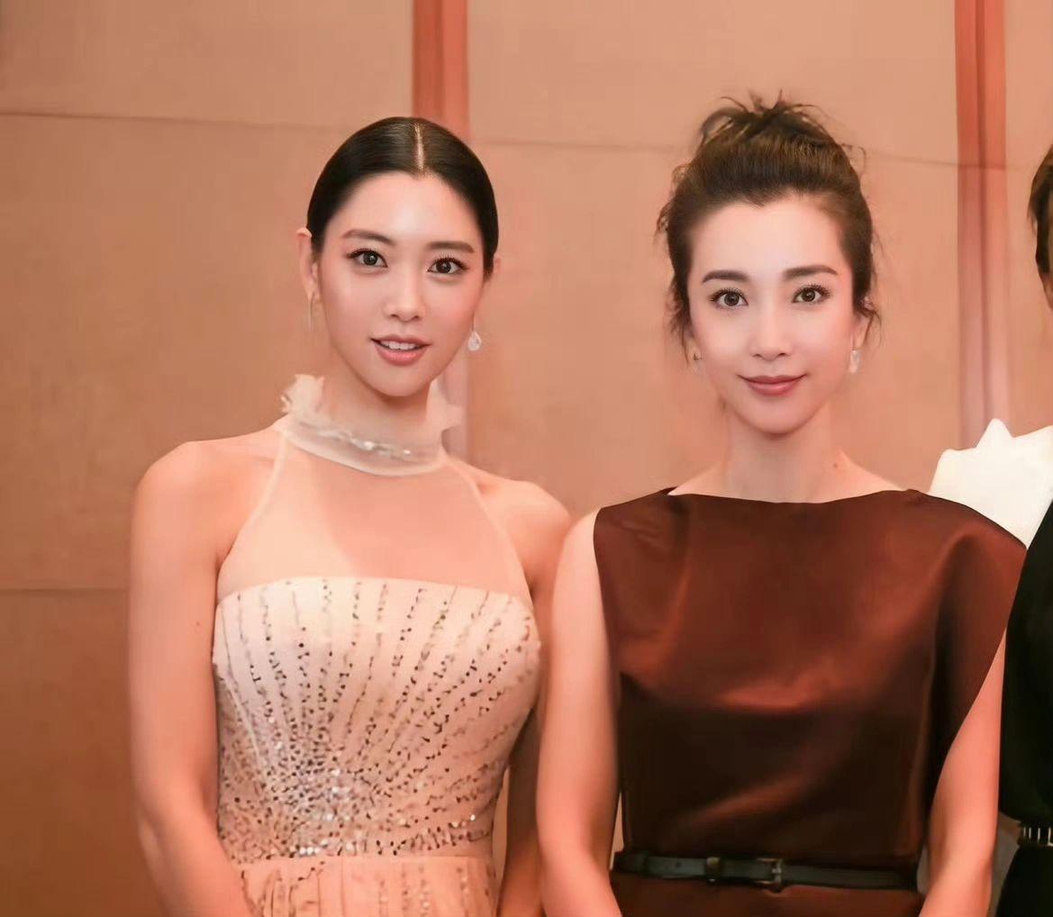 李冰冰与妹妹李雪亮相,和颂传媒展团队风采 知名影视传媒公司和颂传媒