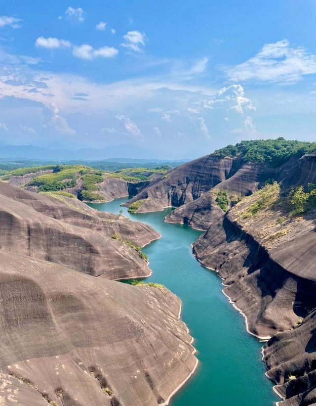 高椅岭风景区位于湖南硚口,资兴,苏仙三区交界,95&的森林覆盖率,风光