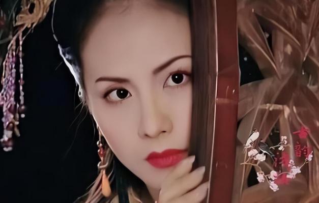 田丽:从小昭到妈妈 田丽,她被称为"最美小昭",如今52岁依然韵味十足