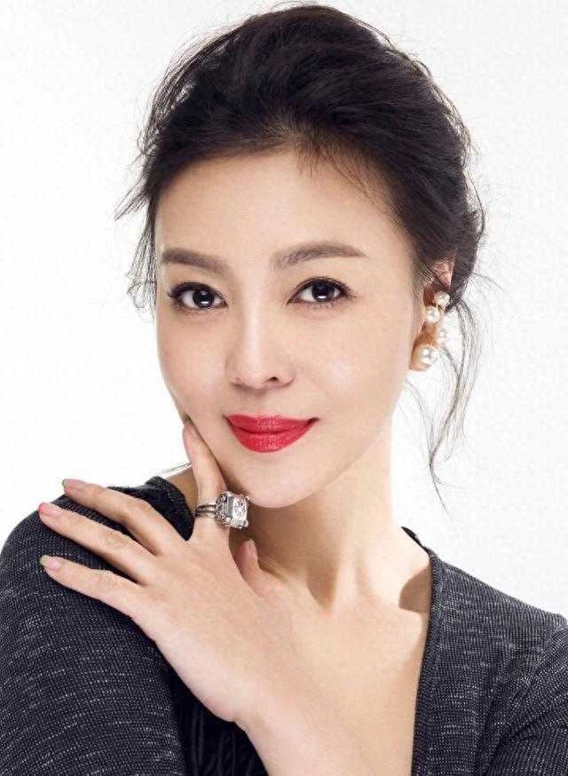 圈的"国民妈妈",二婚生活美满,事业家庭双赢家 在众多演艺圈的演员中