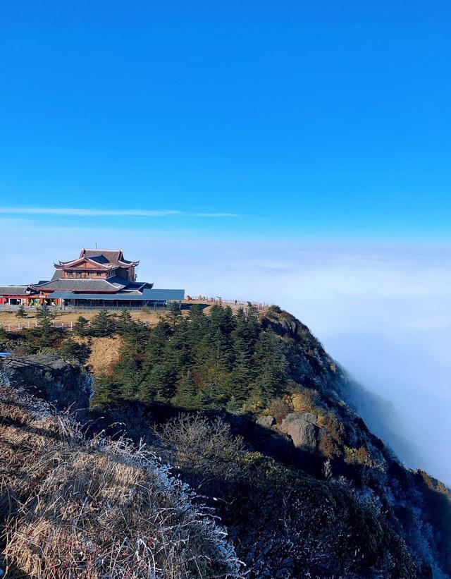 峨眉山金顶,这座坐落在四川省乐山市的峨眉山风景区的最高山峰,是
