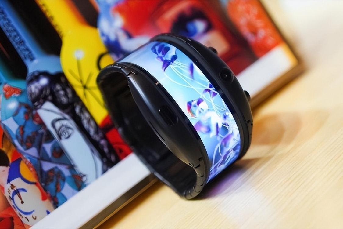 努比亚α柔性屏智能手表:史上最保值的智能手表 苹果watch series9