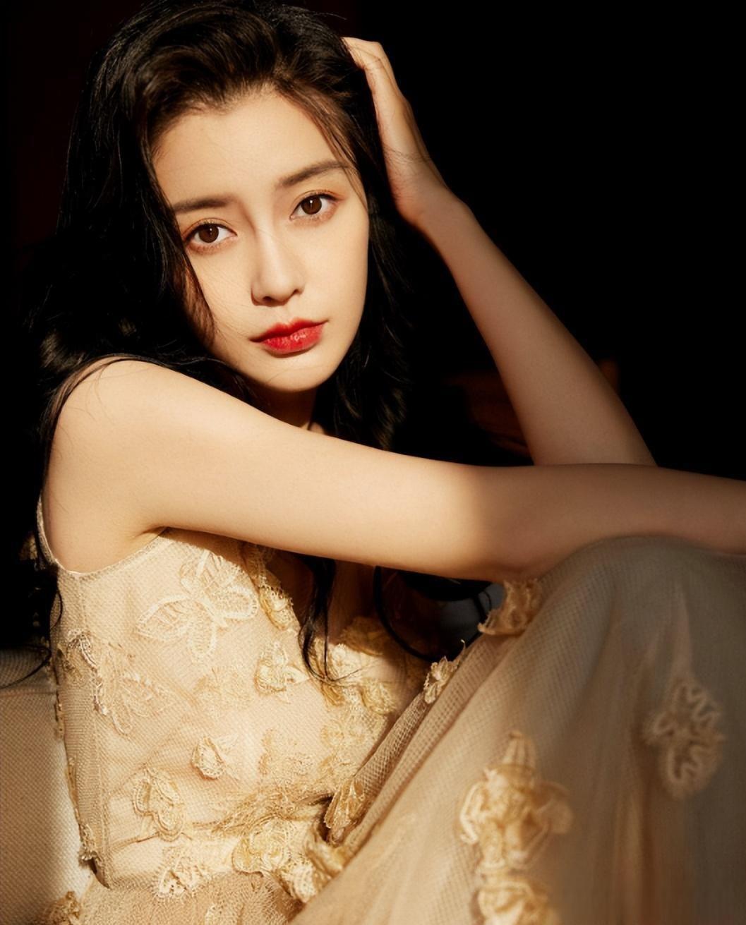 angelababy作为一个充满魅力和才华的女性代表,她的事业发展和个人