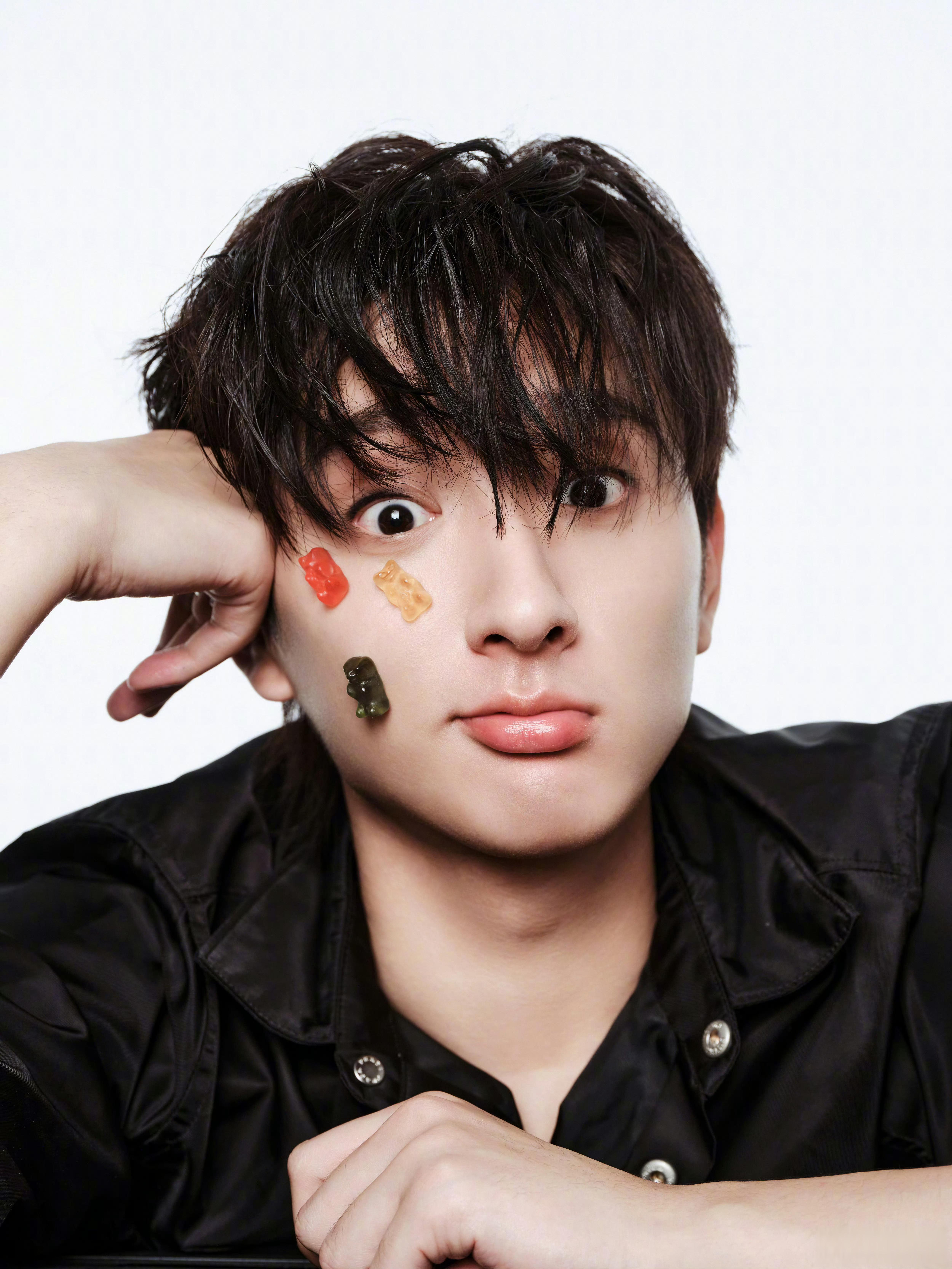 于小彤新恋情曝光,网友褒贬不一,真爱之路何去何从?