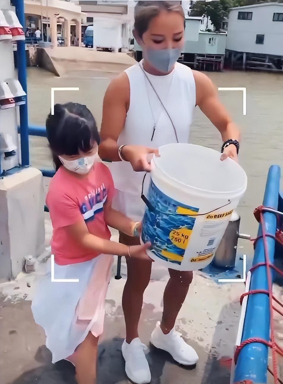 洗米嫂:坚强母爱 洗米嫂,澳门商界人士洗米华的妻子,丈夫因涉及赌博和