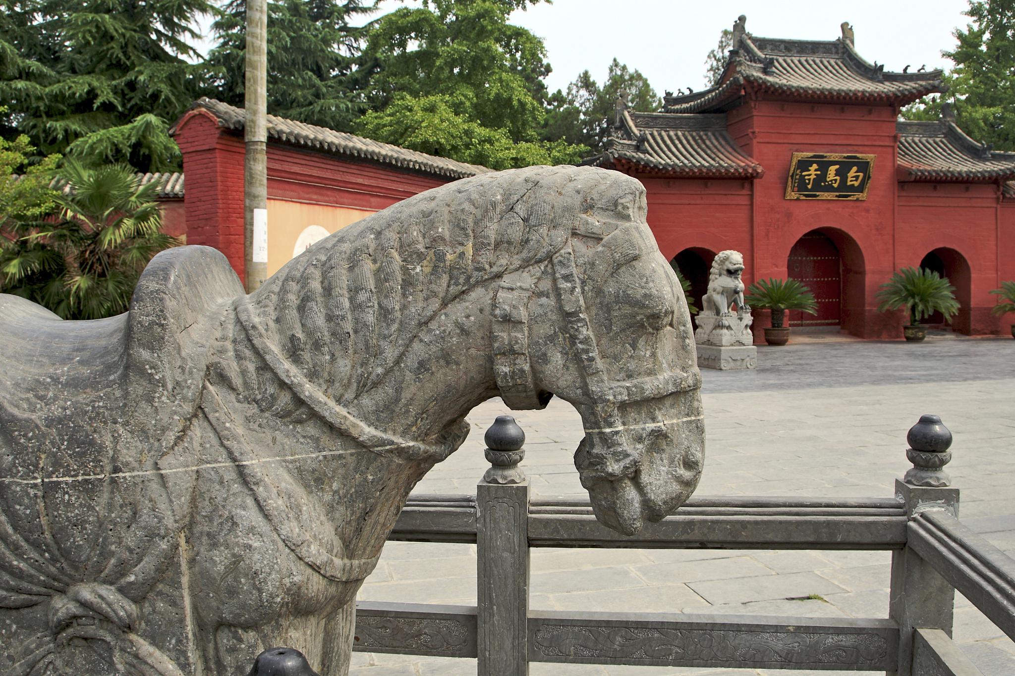 位于历史文化名城洛阳的白马寺,是佛教圣地中的佼佼者.