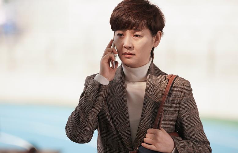 表演真实与夸张之间的平衡考验 国家一级演员徐帆在最新作品《烟火