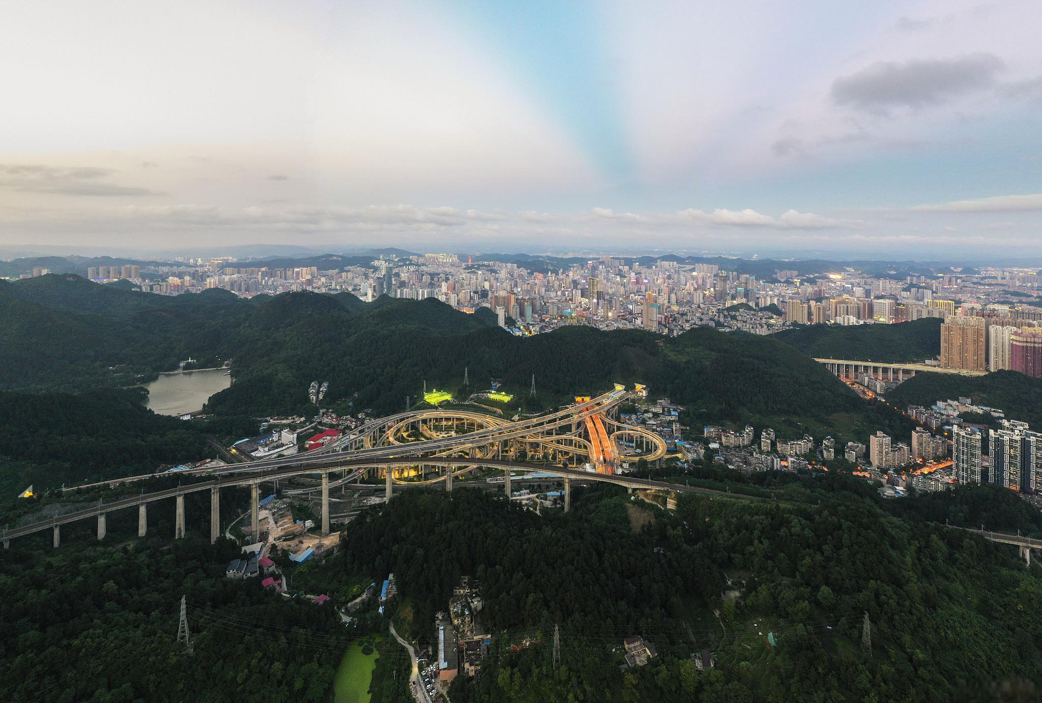 白云山是南昌市的一处著名景点,拥有美丽的风景和丰富的旅游资源